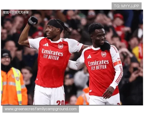 萨卡与球迷亲密互动，展现球员与支持者之间的温情时刻