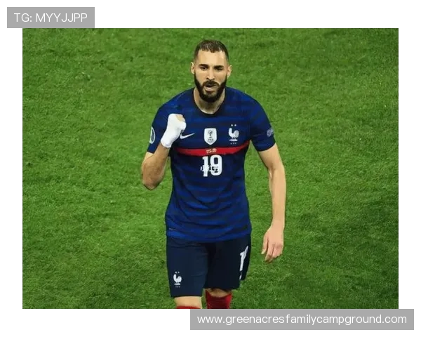 本泽马离开C罗后的进攻效率与战术角色解析 本泽马离开C罗后的进攻效率与战术角色解析